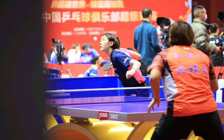 更顯得舉足 更顯得舉足